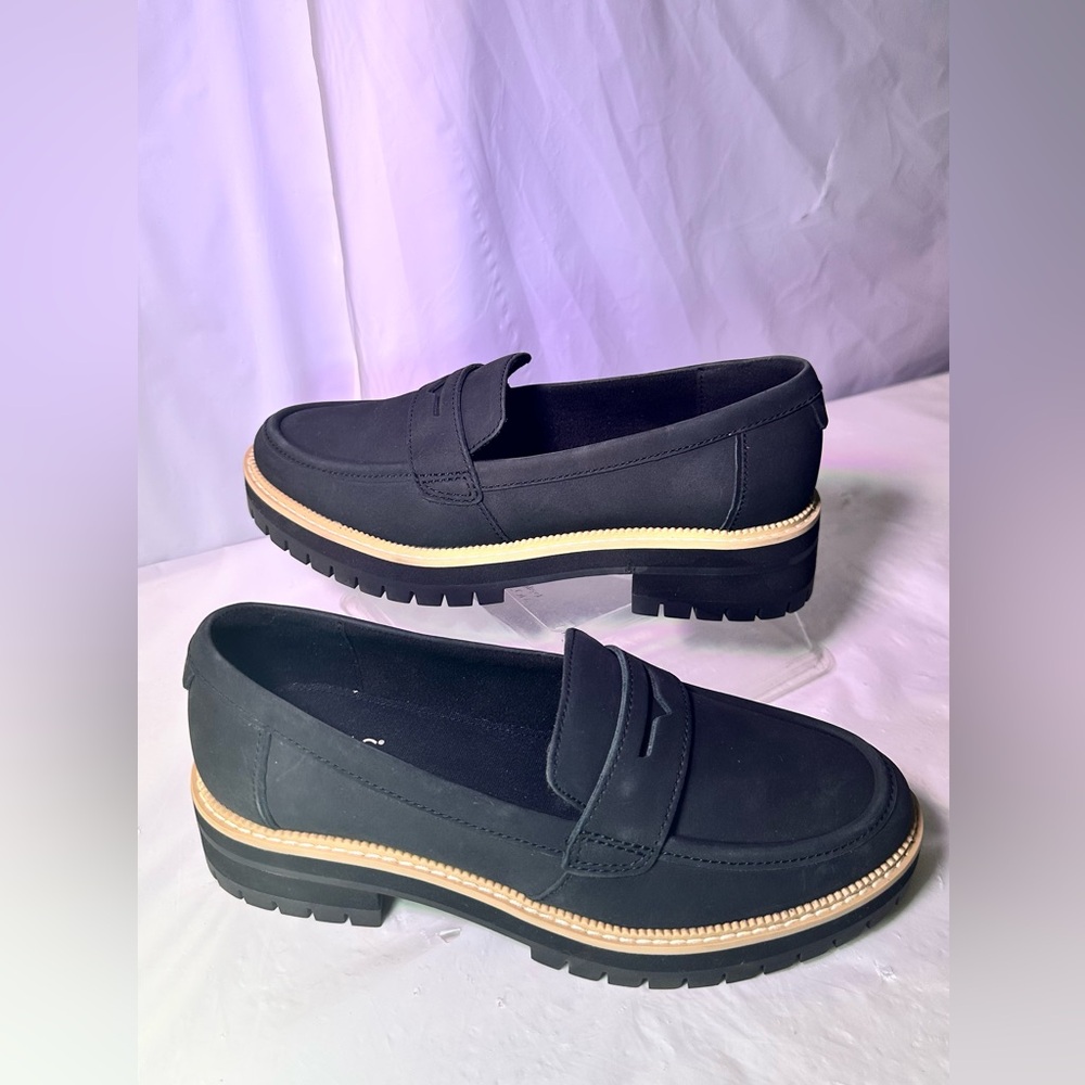 Toms Black Loafers with Contrast Tan Trim